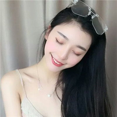 普京发现女士没酒杯后让出自己的